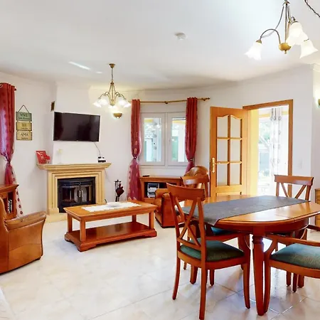 Gabriela By Family Homes Vila *